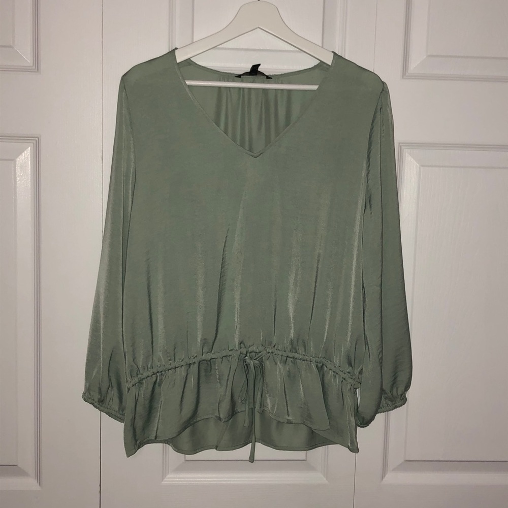 💛 L 💛 NWT Peplum Blouse Satiny Finish Vneck Billowing​